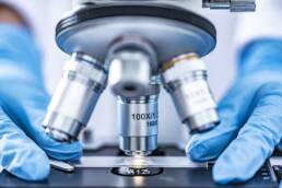 Een close -up van een microscoop tijdens een klinische proef